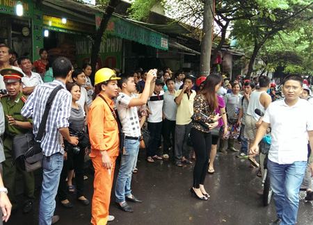 Theo chỉ đạo, vòng phong tỏa được mở rộng, lực lượng chức năng cố gắng giải tán người dân khỏi đám đông tụ tập theo dõi vụ khống chế con tin