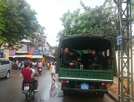 Lực lượng tăng cường sẵn sàng chi viện thêm cho cuộc giải cứu con tin