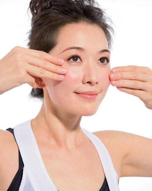 Massage mặt thường xuy&ecirc;n là cách giảm béo mặt nhanh chóng
