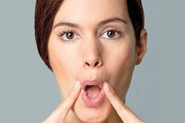Chị em có th&ecirc;̉ giảm béo mặt bằng cách áp dụng các bài t&acirc;̣p cơ mặt