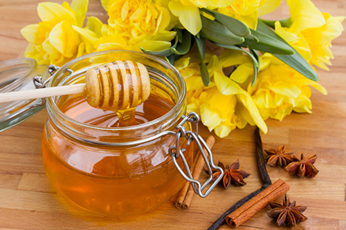 Giảm béo bằng mật ong v&agrave; quế còn giúp làn da th&ecirc;m tươi sáng