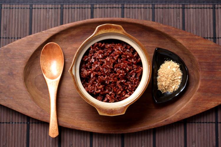 M&ocirc;̣t cách giảm c&acirc;n hi&ecirc;̣u quả khác là ăn gạo lứt, mu&ocirc;́i mè