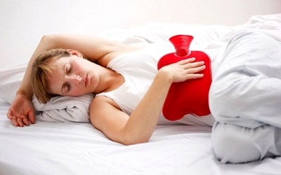 M&ocirc;̣t cách giảm mỡ bụng hi&ecirc;̣u quả khá là chườm nước &acirc;́m quanh vùng bụng