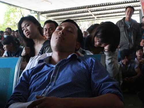 Nhiều h&agrave;nh kh&aacute;ch đến bến từ l&uacute;c tờ mờ s&aacute;ng đợi mua v&eacute; xe Tết &Acirc;m lịch