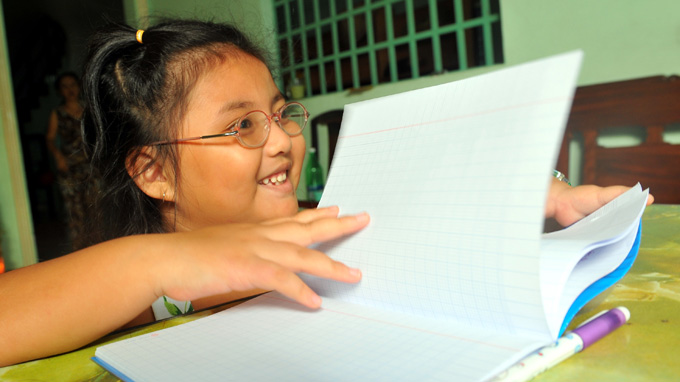 Giấy c&agrave;ng trắng c&agrave;ng l&agrave;m tăng nguy cơ mỏi mắt
