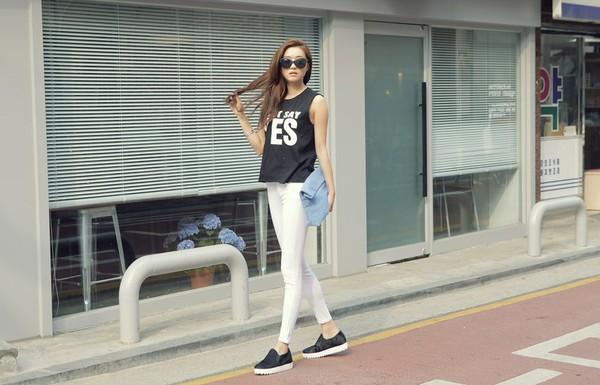 Phối gi&agrave;y slip on với quần skinny trắng lạ mắt v&agrave; c&aacute; t&iacute;nh hơn