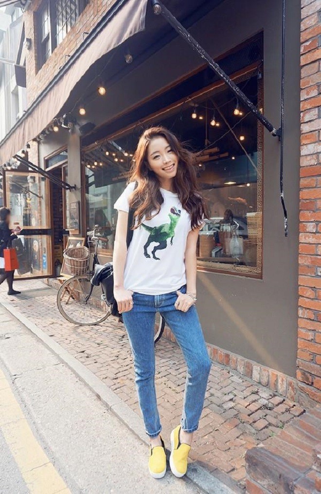 Phối quần skinny xanh với slip on đơn giản, quen thuộc nhưng kh&ocirc;ng k&eacute;m phần cuốn h&uacute;t