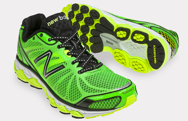 Gi&agrave;y chạy bộ nam New Balance 880V3 gi&aacute; khoảng 1,2 triệu VND. Ảnh minh họa