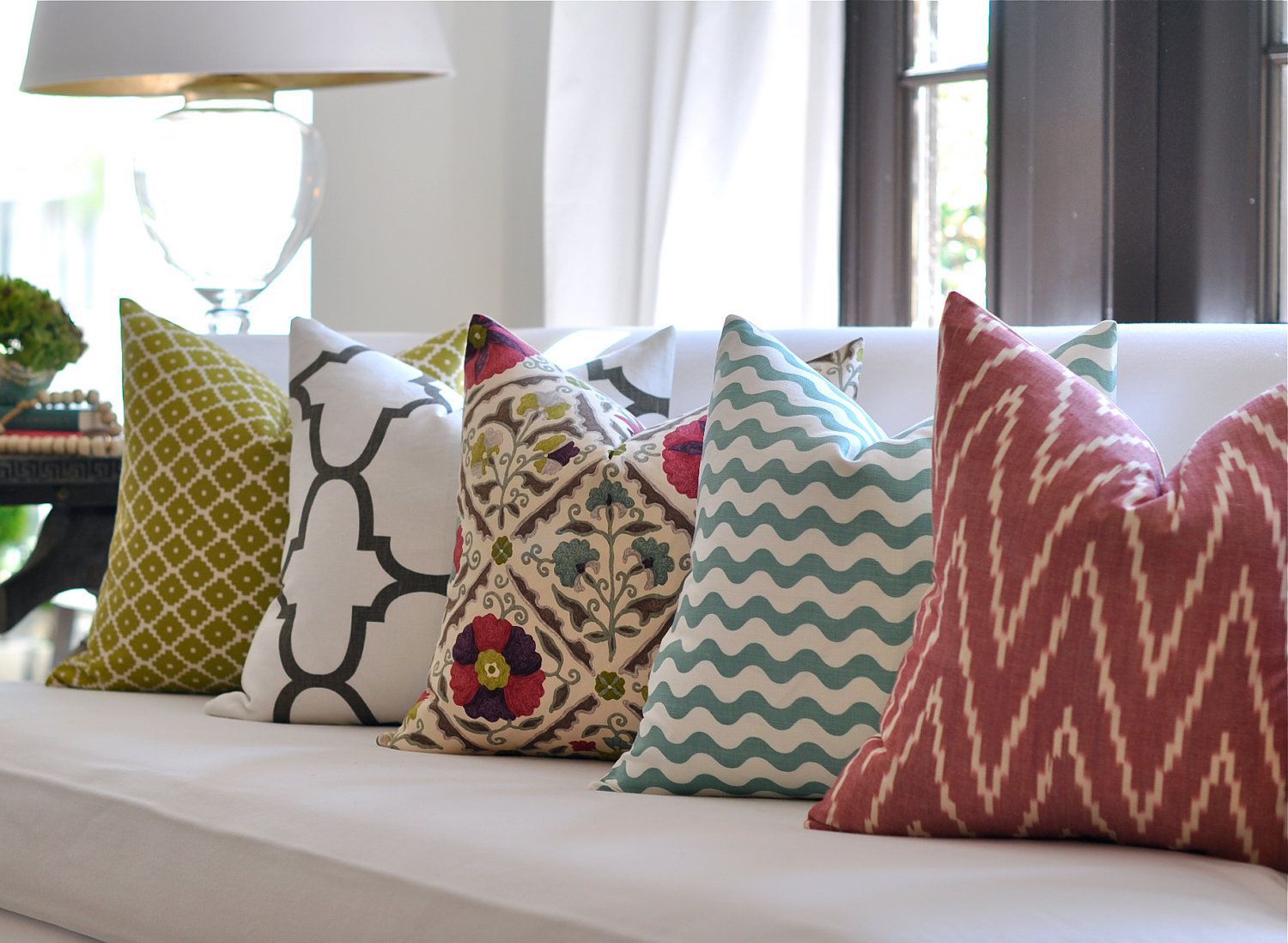 Chọn gối cho ghế sofa với họa tiết nổi bật sẽ thu h&uacute;t hơn. Ảnh minh họa