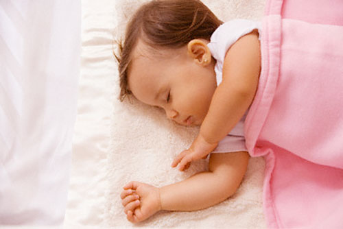 B&eacute; dưới 3 th&aacute;ng tuổi chưa n&ecirc;n cho nằm gối. Ảnh minh họa