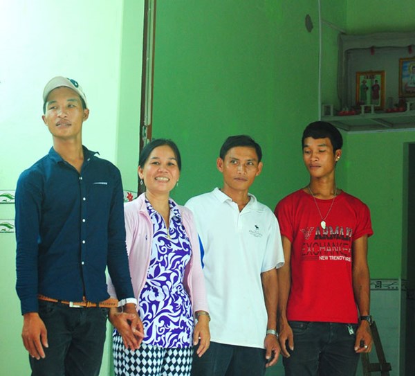 H&agrave;o Anh (b&ecirc;n tr&aacute;i) vui mừng b&ecirc;n gia đ&igrave;nh khi mới c&oacute; nh&agrave;