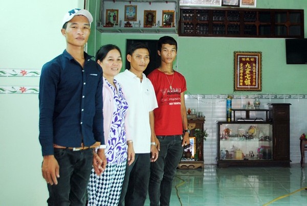 Hào Anh cùng mẹ, cha dượng và cậu em sinh đôi ngày đọn đến nhà mới