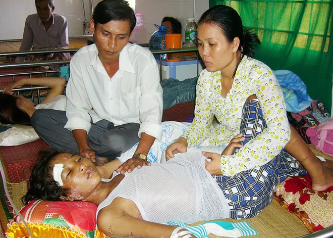 Thương con có tuổi thơ bất hạnh, bà Thoa với cha dượng của Hào Anh rất cưng chiều cậu