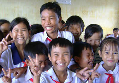 Vui đùa cùng bạn bè cùng lớp nưng trong lòng, Hào Anh vẫn ngại ngùng vì học kém, thua đàn em