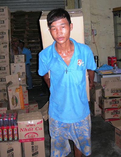 Về với mẹ, Hào Anh lao vào cuộc mưu sinh, ai thuê gì làm nấy, khi theo mẹ lột tôm, chèo đò mướn, lúc theo cha dượng làm thợ mộc và bốc vác hàng hóa để được trả tiền công 100.000đ/ngày