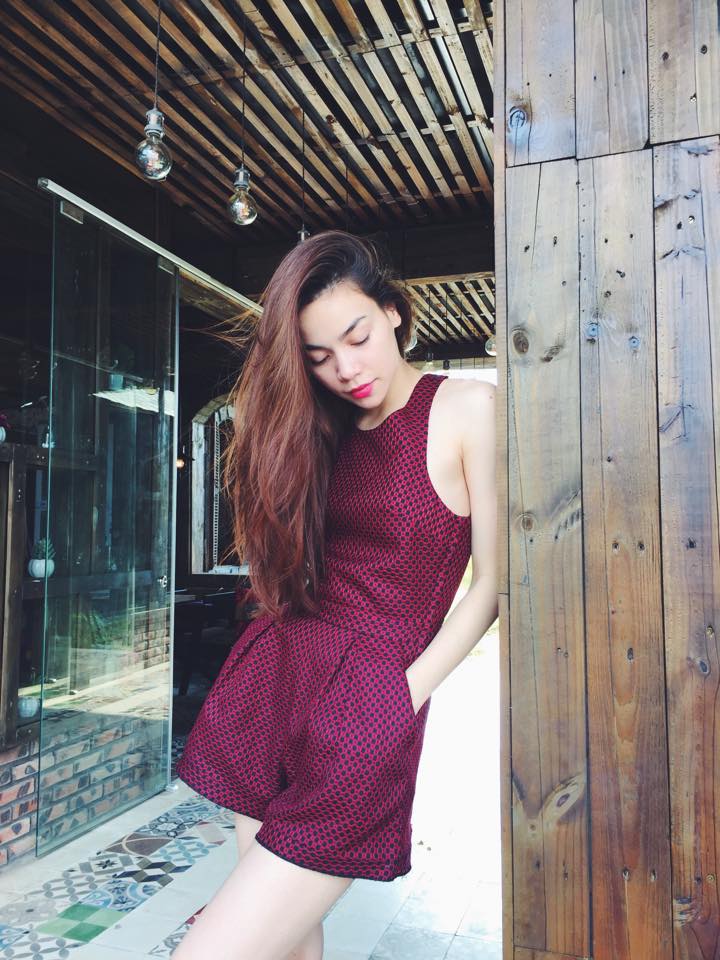 Hà H&ocirc;̀ khéo léo di&ecirc;̣n từ jumpsuit dài đ&ecirc;́n ngắn