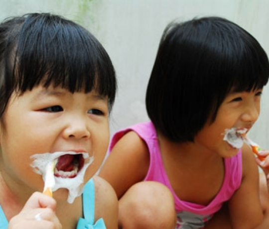 H&oacute;a chất parabens trong kem đ&aacute;nh răng trẻ em rất nguy hại cho b&eacute;
