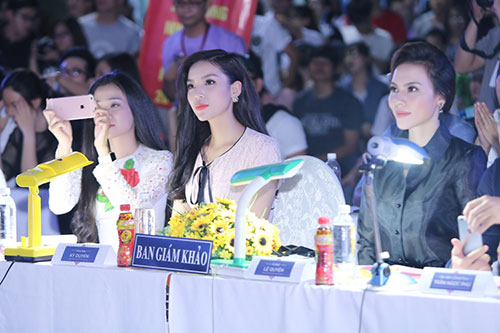 Kỳ Duyên chia sẻ: Có đi đến những nơi có nhiều người trẻ tôi biết mọi người đã yêu quí mình đến mức nào. Điều này khiến tôi có thêm động lực để vượt qua những điều tiếng không hay và cố gắng xây dựng hình ảnh đẹp trong mắt mọi người.