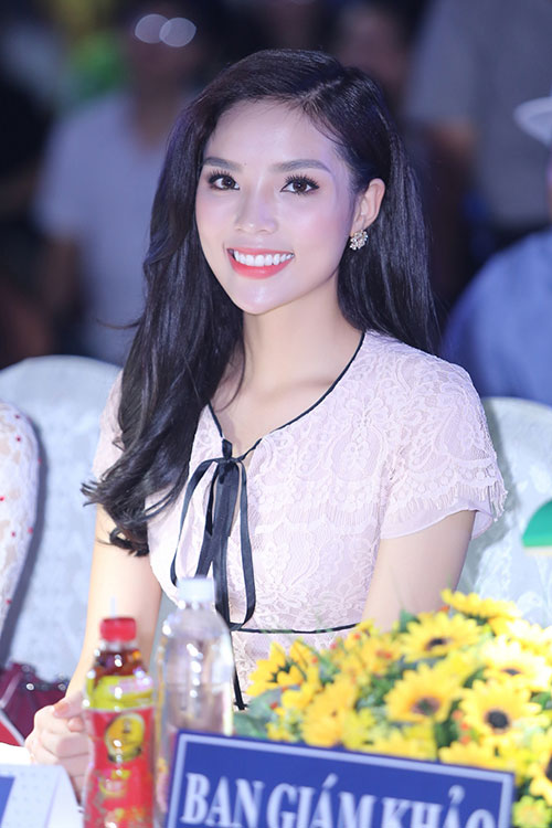 Gần đây, Kỳ Duyên liên tục xuất hiện với chiếc cằm dài bất thường