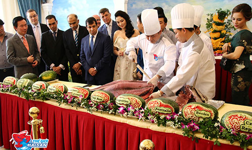 Hoa hậu Nguyễn Thị Huyền v&agrave; đại sứ nước ngo&agrave;i ăn c&aacute; ủng hộ ngư d&acirc;n