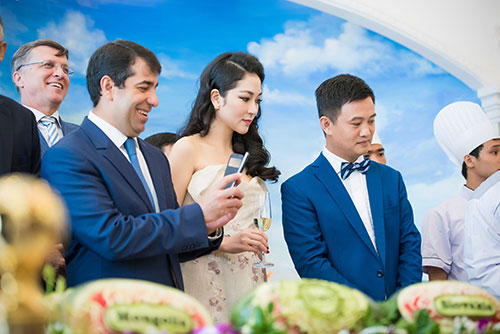 Hoa hậu Nguyễn Thị Huyền v&agrave; đại sứ nước ngo&agrave;i ăn c&aacute; ủng hộ ngư d&acirc;n