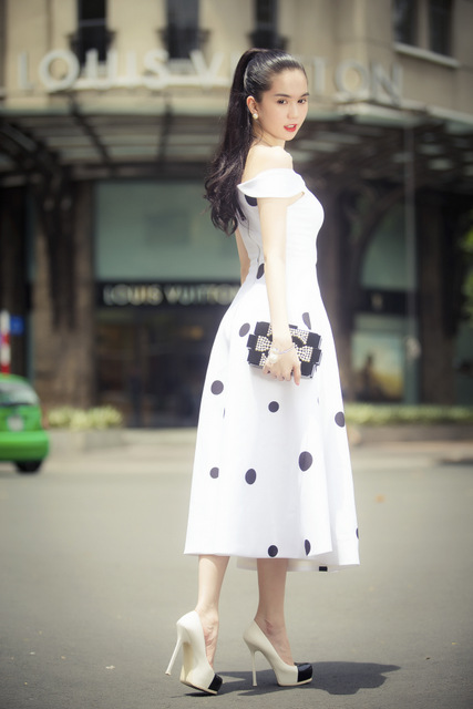 Ngọc Trinh s&agrave;nh điệu với họa tiết chấm bi to, thưa lạ mắt