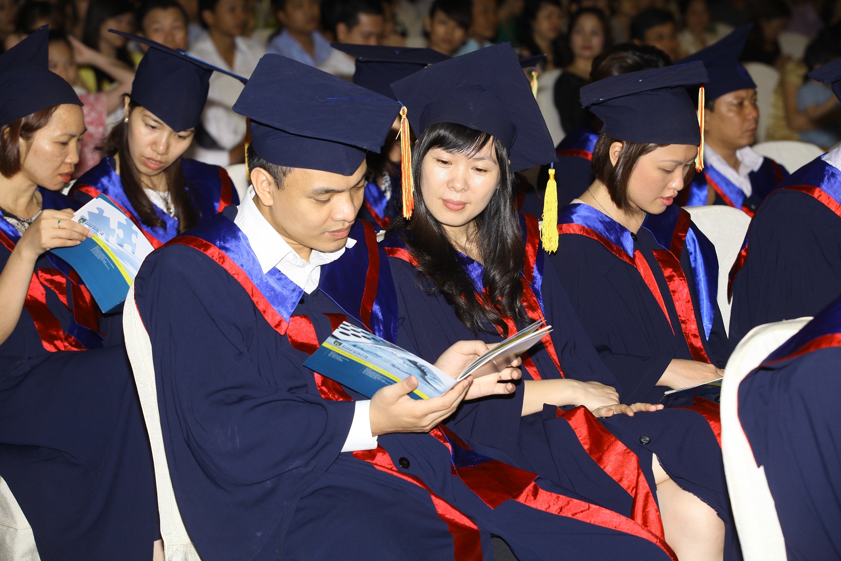 Ở Vi&ecirc;̣t Nam, học cao học đ&ocirc;̀ng nghĩa với mọi sự thăng ti&ecirc;́n