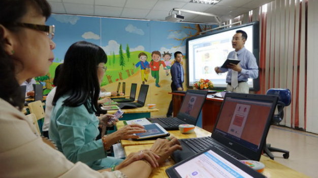 Hiệu trưởng c&aacute;c trường tiểu học v&agrave; trưởng ph&ograve;ng gi&aacute;o dục c&aacute;c quận ở TP HCM đang được giới thiệu về s&aacute;ch gi&aacute;o khoa điện tử v&agrave; m&aacute;y t&iacute;nh bảng cho học sinh tiểu học c&aacute;c lớp 1, 2, 3. 