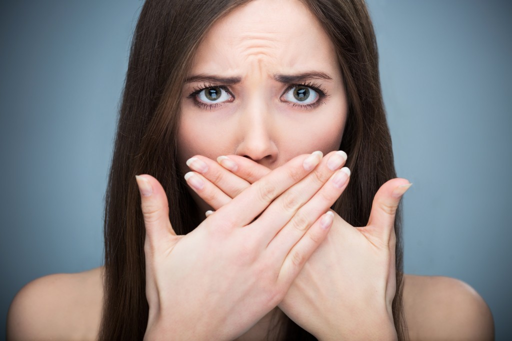 Vệ sinh răng miệng kh&ocirc;ng đ&uacute;ng c&aacute;ch l&agrave; nguy&ecirc;n nh&acirc;n dẫn đến bệnh h&ocirc;i miệng