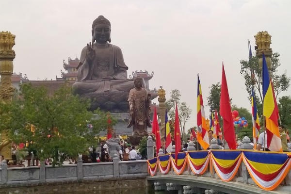 Đại tượng Phật Th&iacute;ch Ca M&acirc;u Ni tại Đại h&ugrave;ng Bảo điện Tr&uacute;c L&acirc;m Thi&ecirc;n Trường