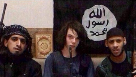 Bilardi (giữa) rời &Uacute;c, bay tới Thổ Nhĩ Kỳ v&agrave;o Iraq hồi cuối m&ugrave;a h&egrave; năm ngo&aacute;i