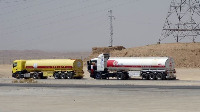 Hai xe bồn chở dầu ở Kirkuk, v&ugrave;ng l&atilde;nh thổ Iraq bị IS chiếm đ&oacute;ng