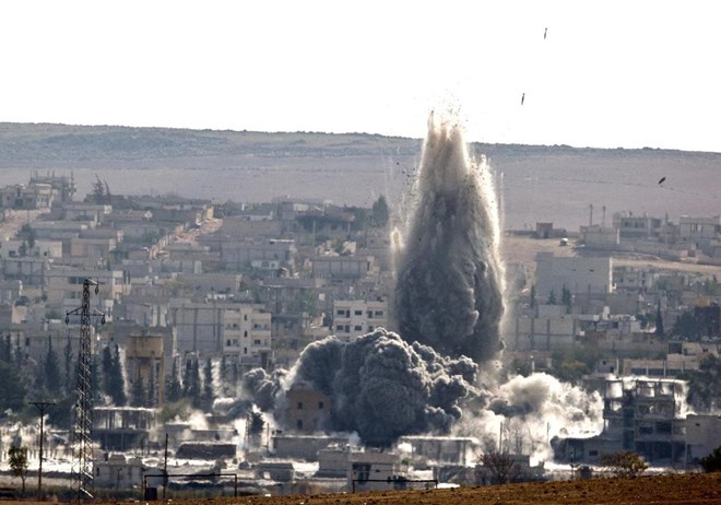 Kh&oacute;i bốc cao sau đợt kh&ocirc;ng k&iacute;ch của li&ecirc;n qu&acirc;n ở Kobane