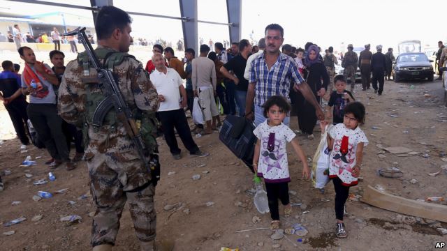 Cư d&acirc;n Mosul chạy l&aacute;nh nạn trong khi khủng bố IS chiếm đ&oacute;ng hồi th&aacute;ng 6