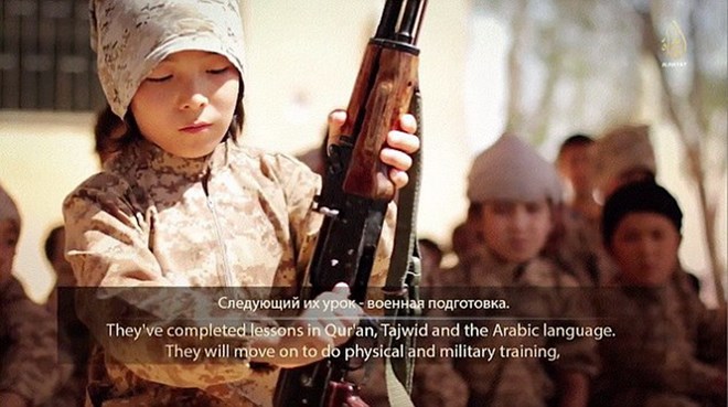 Một cậu b&eacute; được khủng bố IS đ&agrave;o tạo thực h&agrave;nh th&aacute;o lắp s&uacute;ng AK-47