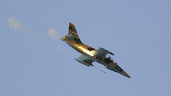 M&aacute;y bay chiến đấu của Syria đang bắn rocket xuống một mục ti&ecirc;u ởTel Rifaat hồi năm 2012