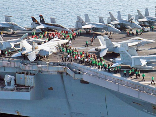 C&aacute;c m&aacute;y bay Mỹ tr&ecirc;n t&agrave;u s&acirc;n bay George H W Washington đảm nhiệm việc kh&ocirc;ng k&iacute;ch khủng bố IS