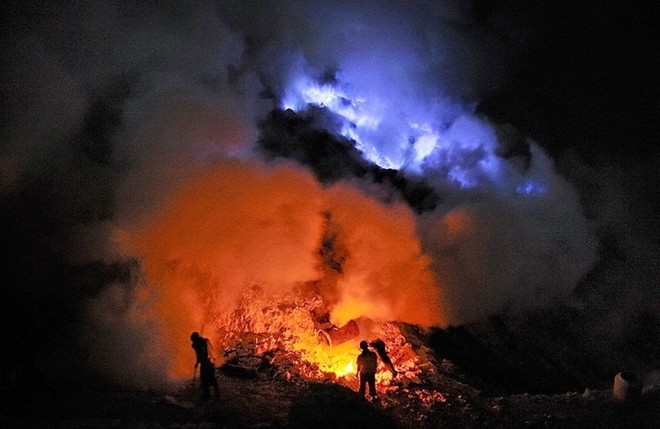 &aacute;nh s&aacute;ng m&agrave;u xanh kỳ lạ ở ngọn n&uacute;i lửa Kawah Ijen