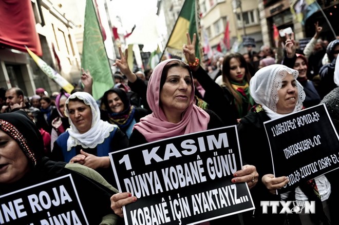 Người Kurd xuống đường tuần h&agrave;nh chống khủng bố IS tại Istanbul (Thổ Nhĩ Kỳ)
