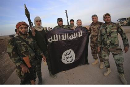 C&aacute;c chiến binh người Shi'ite ở Iraq gi&agrave;nh được cờ của nh&oacute;m khủng bố IS