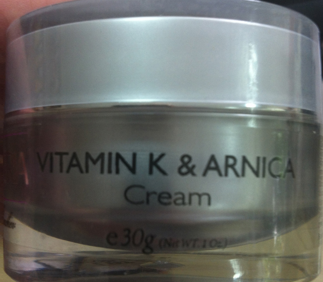 Kem b&ocirc;i mặt Simetria Vitamin K & Arnica Cream g&acirc;y dị ứng bị thu hồi