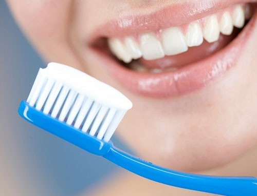 Kem đ&aacute;nh răng gi&uacute;p trị mụn, l&agrave;m sạch một số vết bẩn...