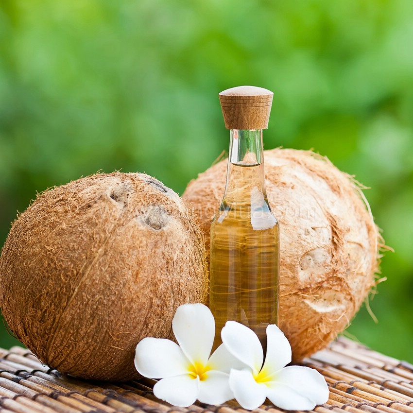 Trong dầu dừa c&oacute; chứa nhiều dưỡng chất c&oacute; t&aacute;c dụng dưỡng ẩm rất tốt cho da