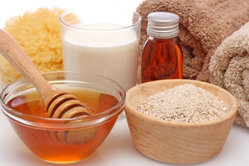 Mật ong v&agrave; bột yến mạch kết hợp th&agrave;nh kem l&agrave;m trắng da gi&uacute;p da lu&ocirc;n tươi trẻ, hồng h&agrave;o