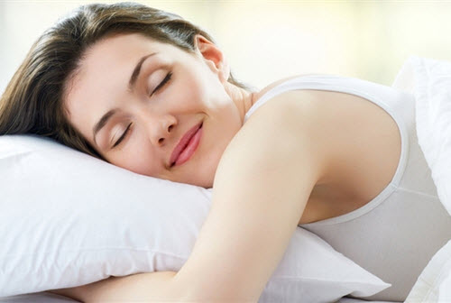 Việc sử dụng kem l&agrave;m trắng da ban đ&ecirc;m gi&uacute;p da phục hồi sau một ng&agrave;y d&agrave;i l&agrave;m việc đồng thời cung cấp độ ẩm nu&ocirc;i dưỡng l&agrave;n da cho ng&agrave;y mới tốt hơn 