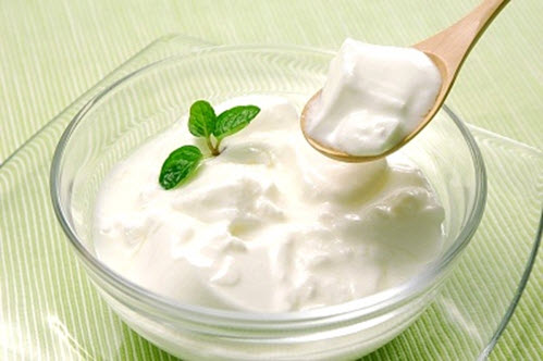 Kem trắng da l&agrave;m từ sữa chua c&oacute; t&aacute;c dụng tẩy trắng tự nhi&ecirc;n rất tốt cho l&agrave;n da