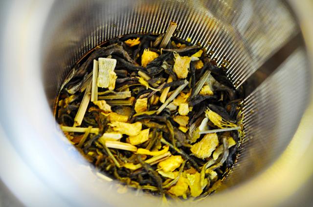 Lấy 2 thìa cà phê lá chè Thái DavidsTea Coco-Lemon