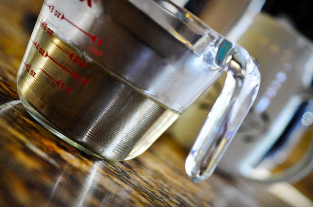 Đổ 180ml nước nóng khoảng 92o (đụn sôi nước, sau đó để tầm 10 phút) vào cốc đựng lá chè và ngâm trong vòng 5 phút