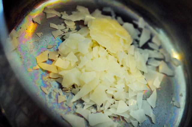 Cho sáp nhũ hoa vào trong chảo. Sáp nhũ hoa là chất sáp giúp tạo ra nhũ tương nước trong dầu một cách dễ dàng. Không nên.sử dụng sáp ong thay thế