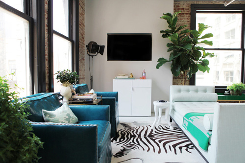 Trang tr&iacute; ph&ograve;ng kh&aacute;ch bằng ghế sofa kh&ocirc;ng c&oacute; tay vịn v&agrave; lưng gi&uacute;p tiết kiệm kh&ocirc;ng gian